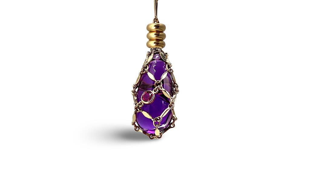 Hey Babe LA in Novato, California, designed by Renata Cambauva with lapidary work by Brian Cook. The “Petite Elo” modular convertible necklace in 14-karat yellow gold features a removable 38.25-carat amethyst sitting in a mesh cradle with a round bezel-set rubellite totaling 0.25 carats ($6,500). Hey Babe LA Necklace